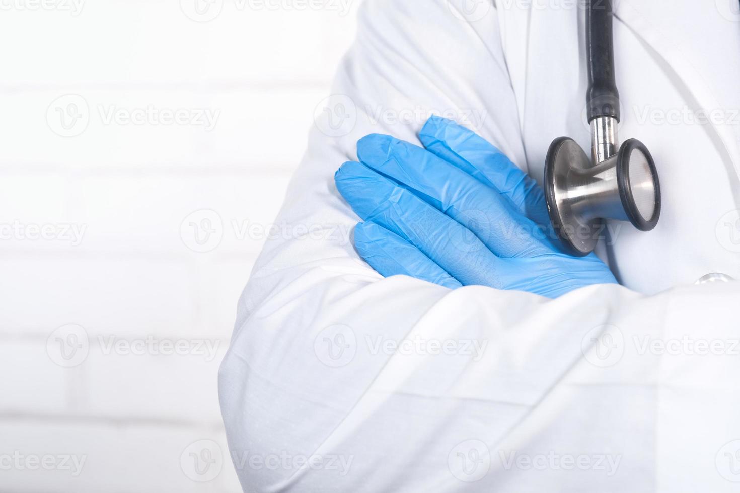 närbild av läkare med korsade armar och stetoskop på nacken foto