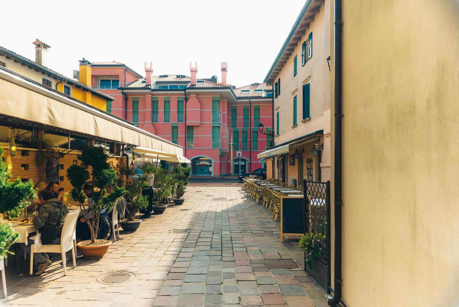 caorle, italien 2017 - turistdistrikt i den gamla provinsstaden caorle i italien foto