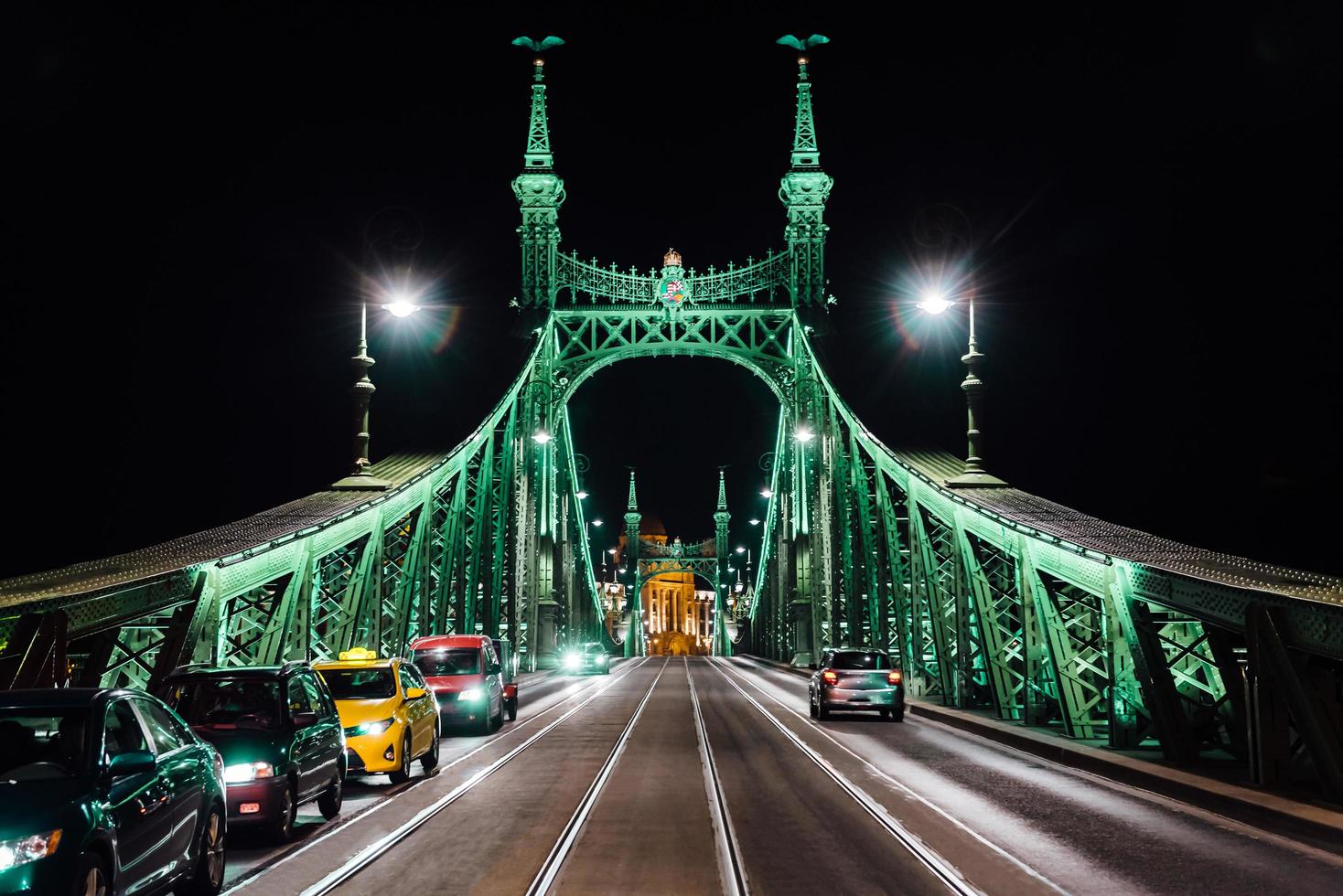 gammal järnbro över Donaufloden i Budapest foto