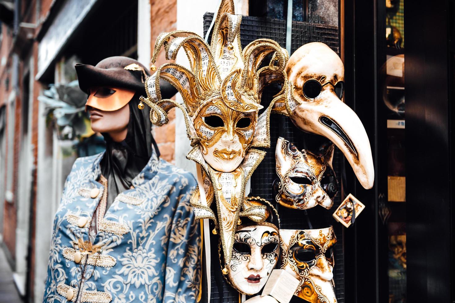 Venedig, Italien 2017 - venetianska skyltfönster med masker foto