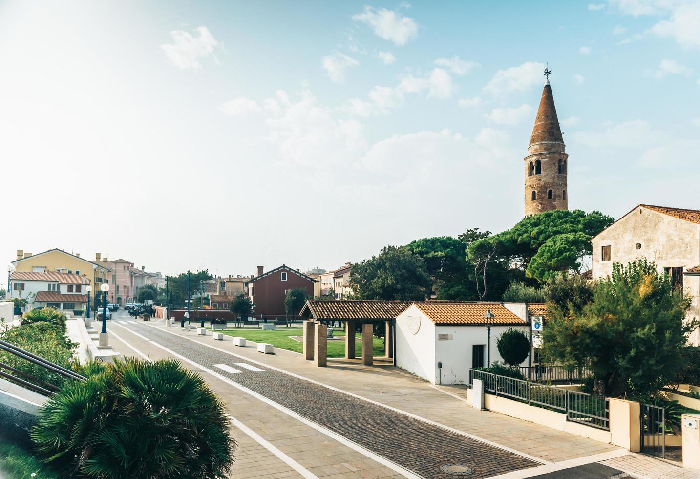 klocktorn duomo santo stefano i caorle italien foto