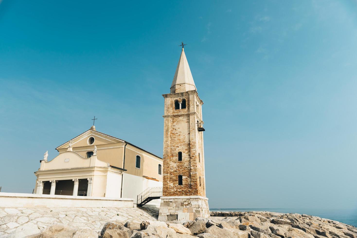kyrkan av vår dam av ängeln på stranden av caorle italien foto