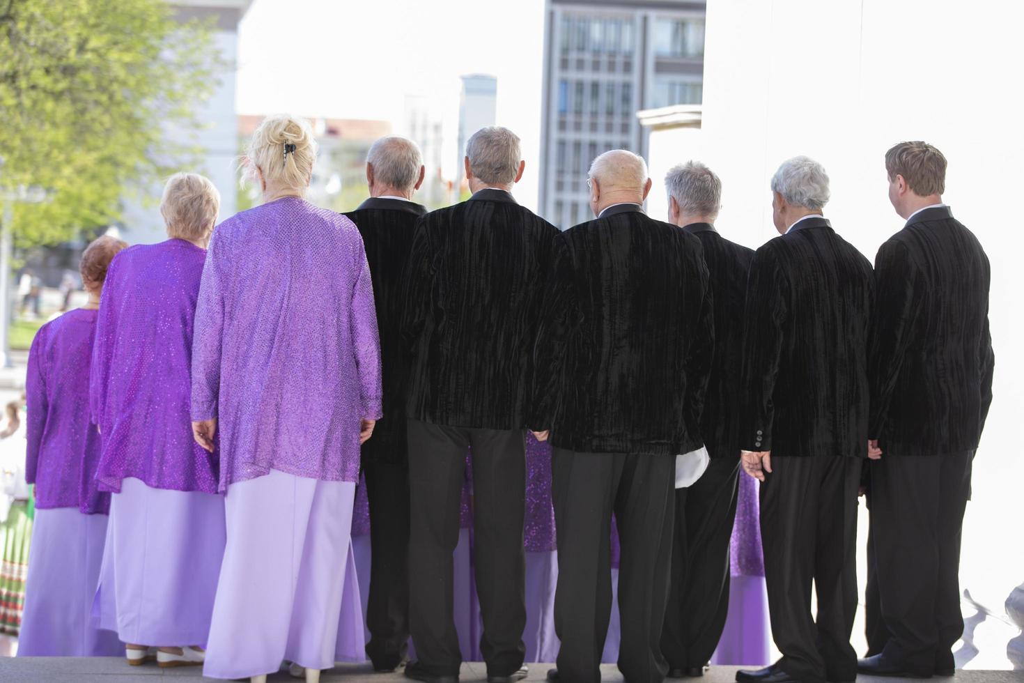 Maj 09, 2022. belarus, de by av lyaskovichi. festival av etnisk kulturer.a grupp av gammal män och kvinnor stå med deras ryggar. pensionärer. foto