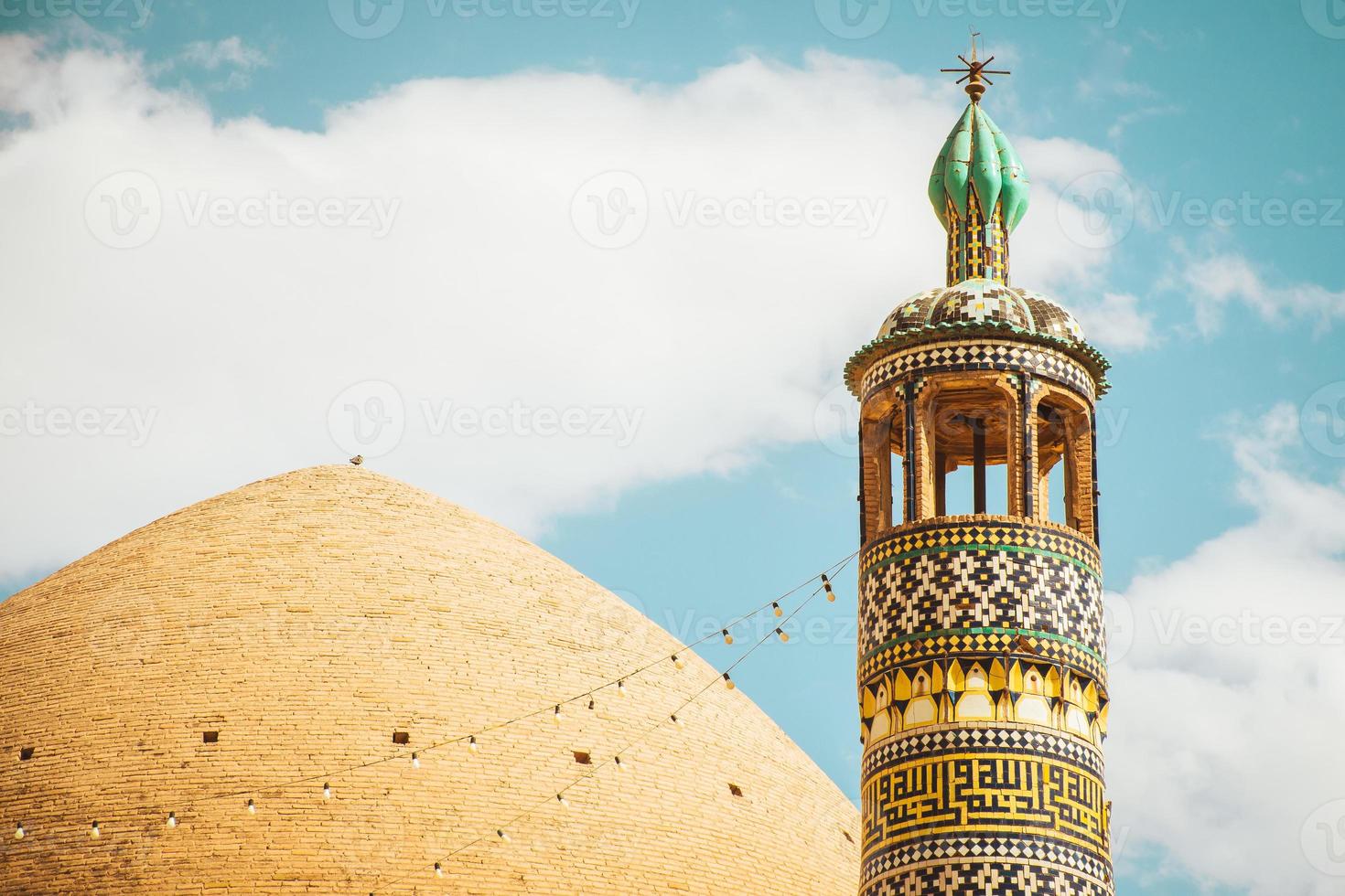 Kashan, iran , 2022 - skön aha bozorg moské panorama i solig blå himmel dag foto