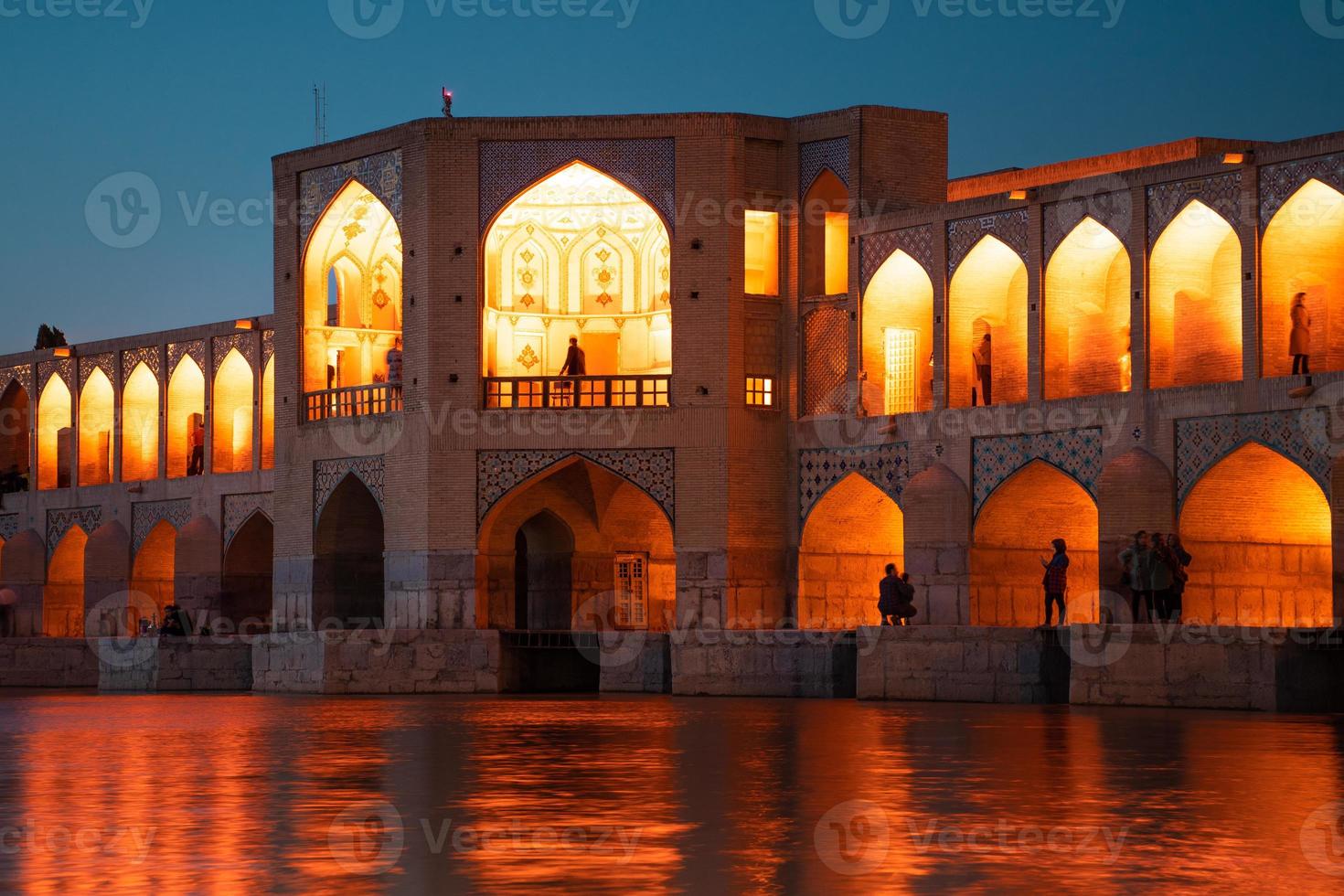 isfahan, Iran, 2022 - gammal khajoo bro på natt, tvärs över de zayandeh flod i isfahan, iran. foto