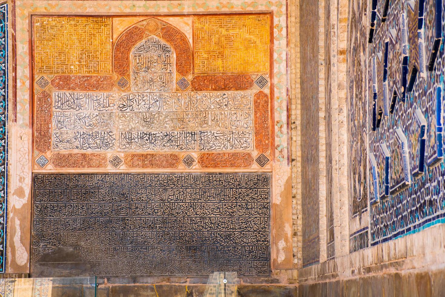 konstverk på väggar i gård fredag moské jame moské av isfahan foto