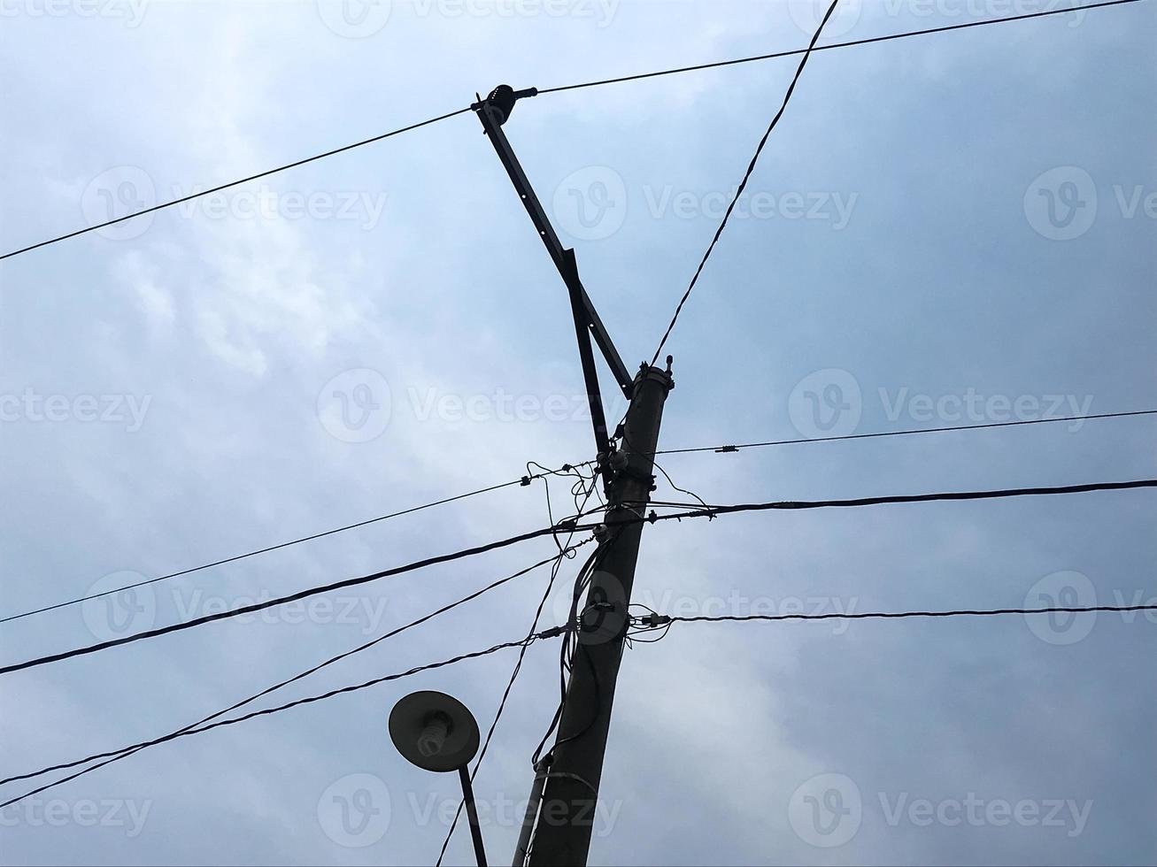 elektricitet poler och lampor är bakgrundsbelysning foto