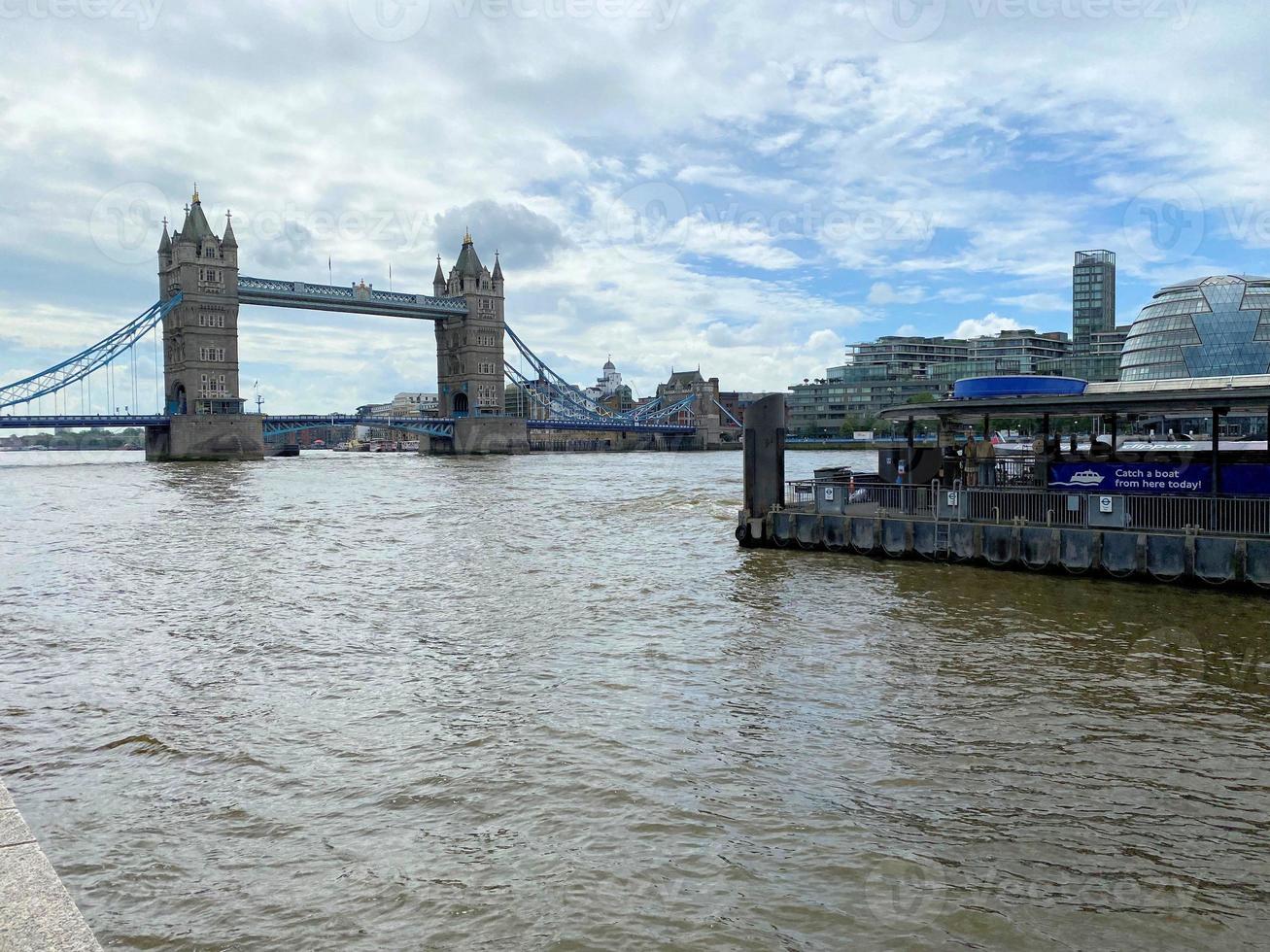 utsikt över tower bridge i london foto