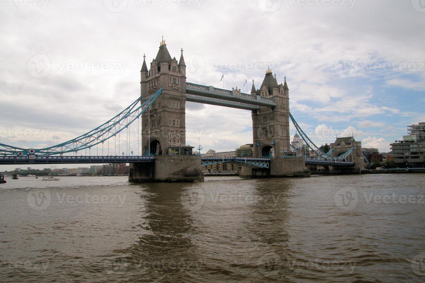 utsikt över tower bridge i london foto