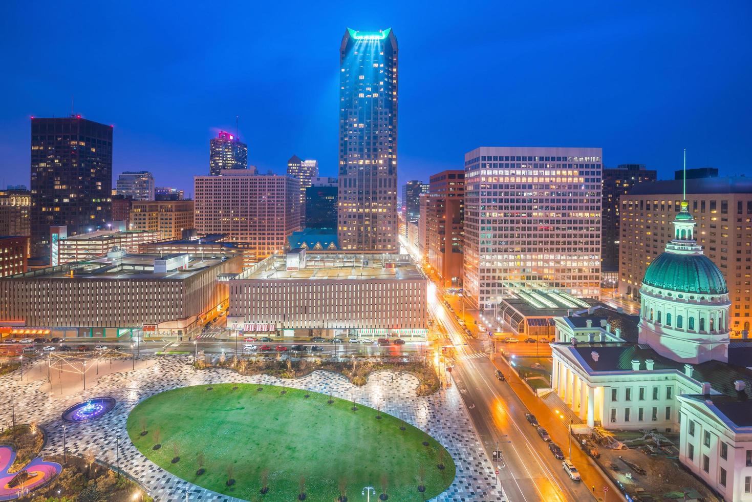 st. louis centrum skyline i skymningen foto