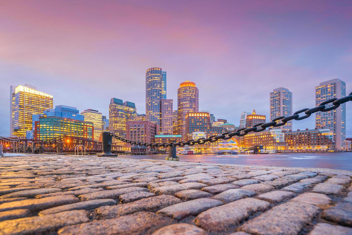 boston hamn och finansdistrikt i skymningen foto