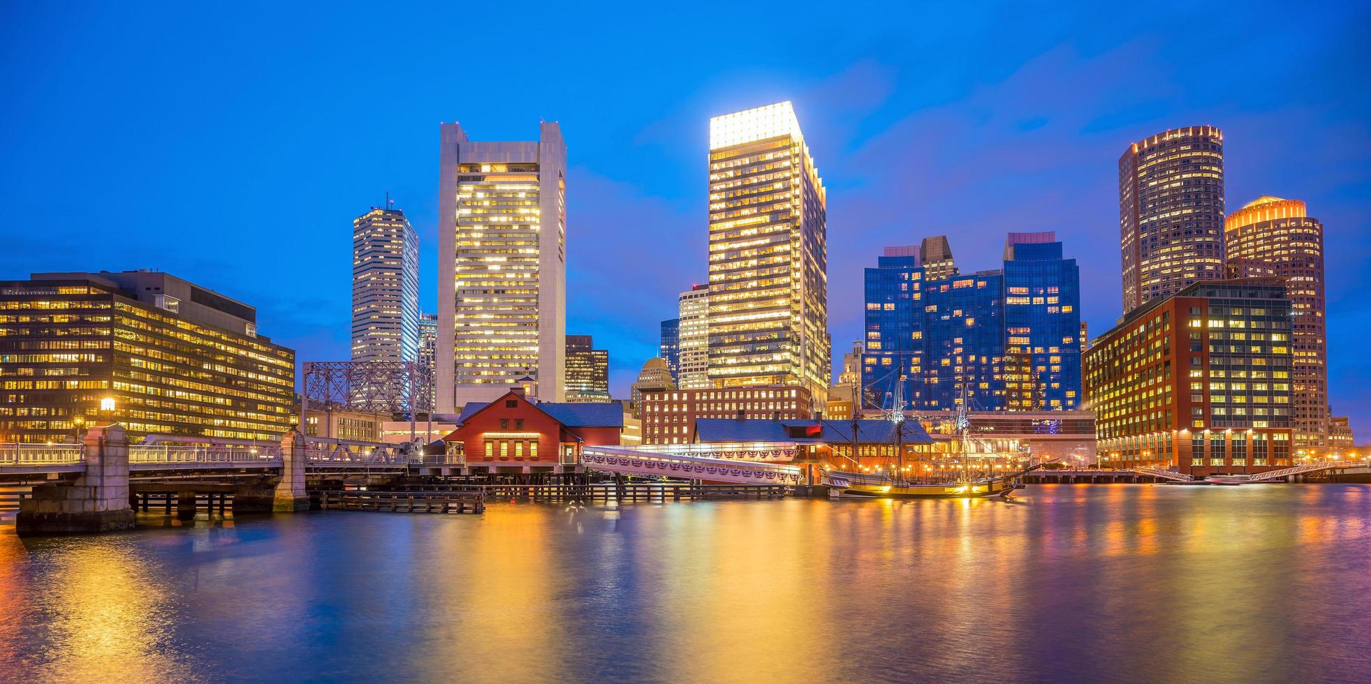 boston harbour skyline i skymningen, massachusetts foto