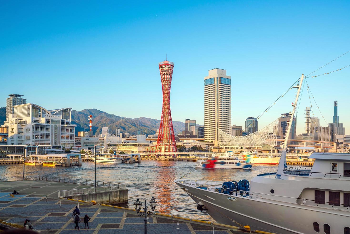 skyline och hamnen i kobe i japan foto