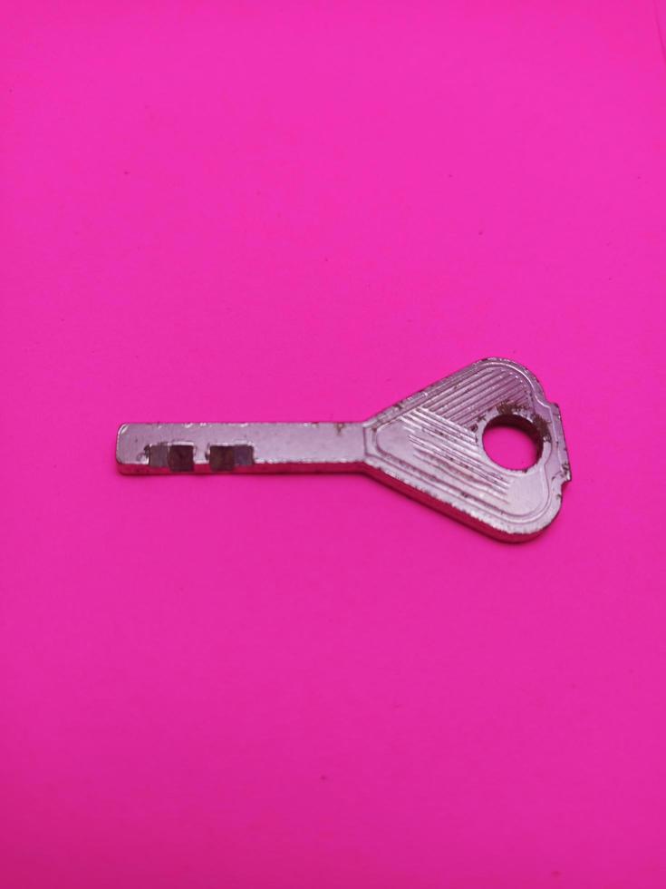 övergiven nycklar isolerat bild med rosa bakgrund foto