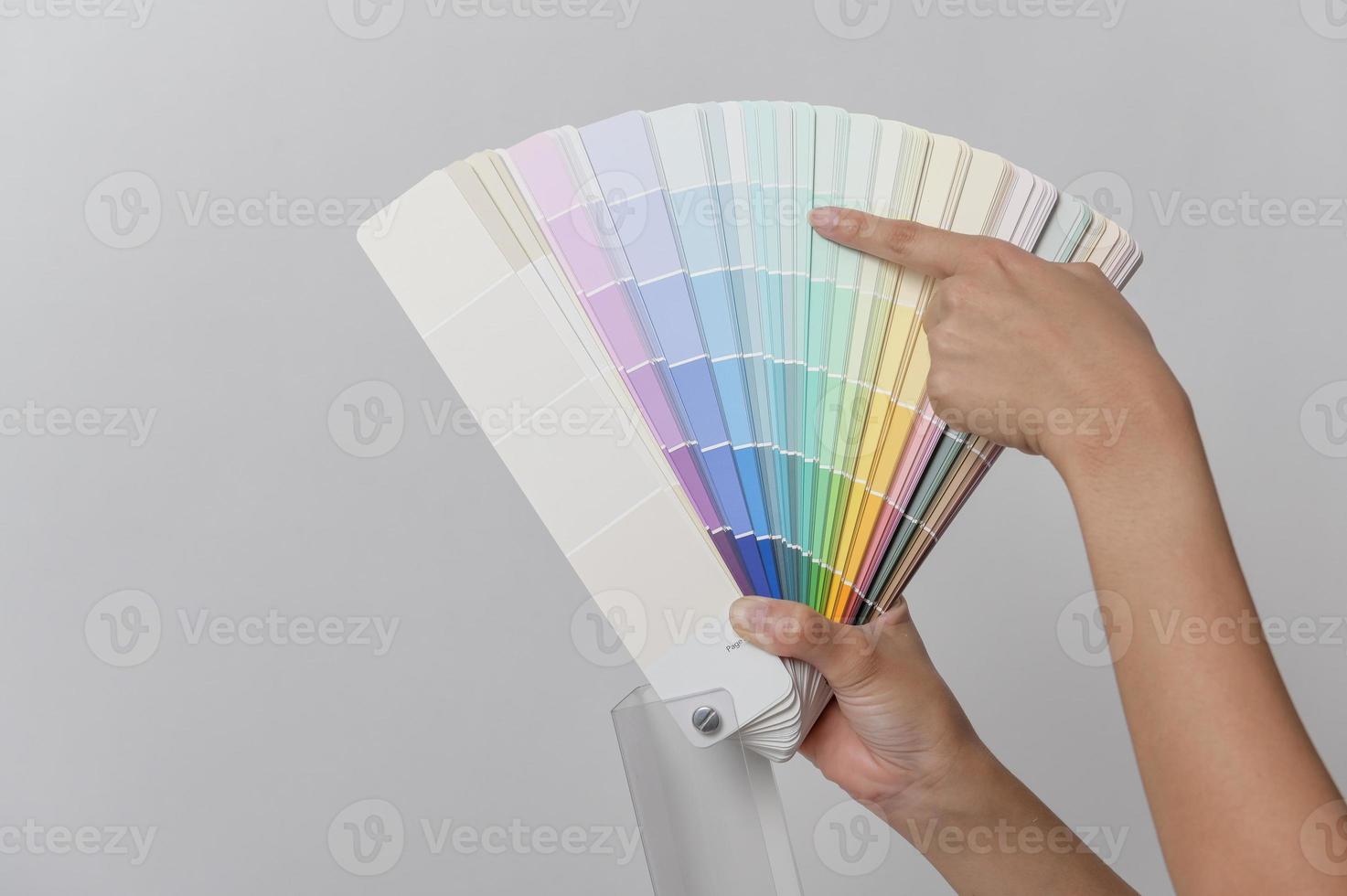 stänga upp kvinna hand innehav Färg pantone design på vit bakgrund foto