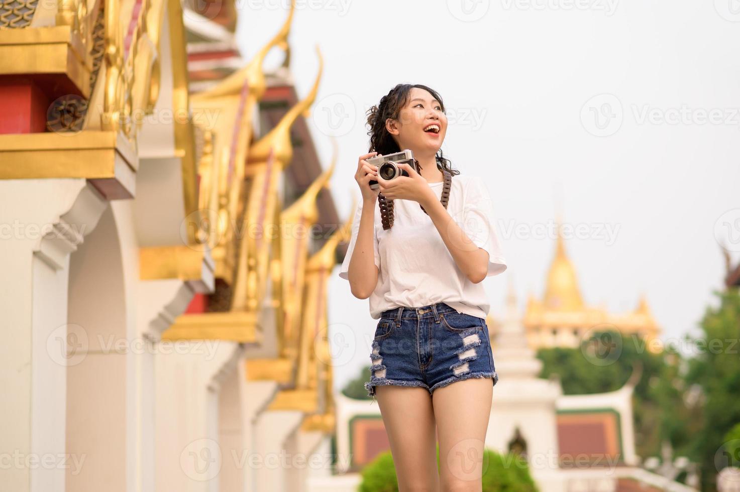 skön ung asiatisk turist kvinna på semester sightseeing och utforska bangkok stad, thailand, högtider och reser begrepp foto