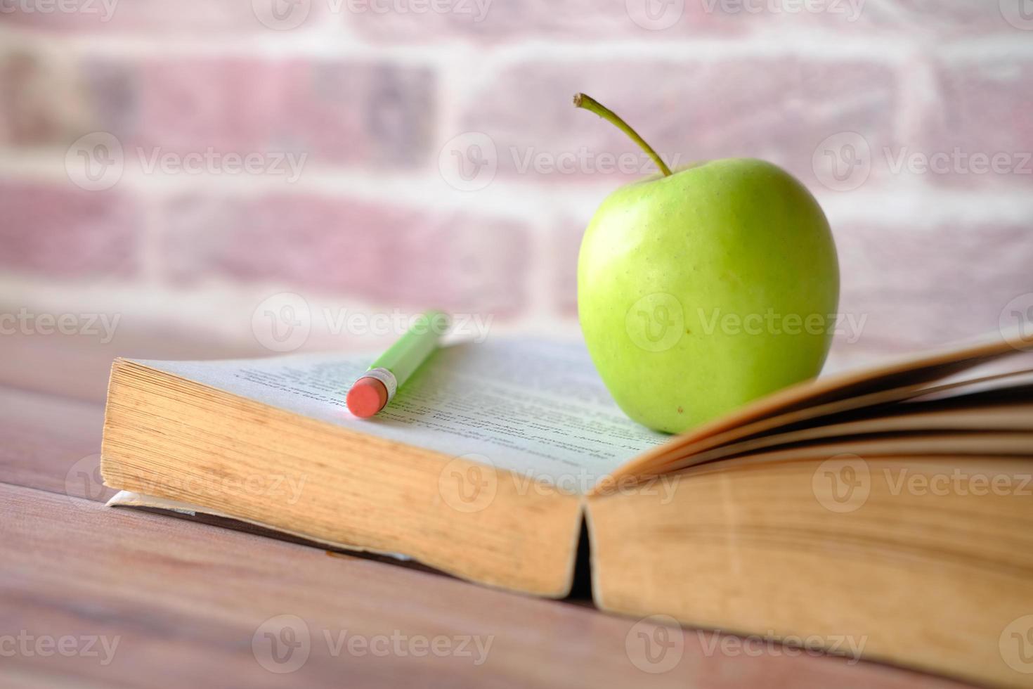 äpple på en öppen bok foto