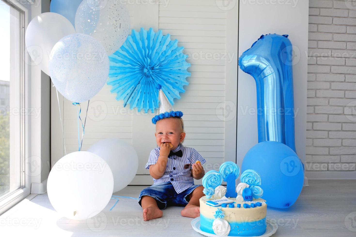 liten pojke fira födelsedag. 1 år gammal, dekorationer, 1 år kaka, ballonger. foto