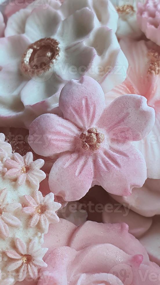 stänga upp thai efterrätt olika blomma formad i pastell rosa Färg tona av kokos mjölk smak, sam panorera född traditionell thai hantverk mellanmål, kunglig känd thai sötsaker, vertikal bild för tapet foto