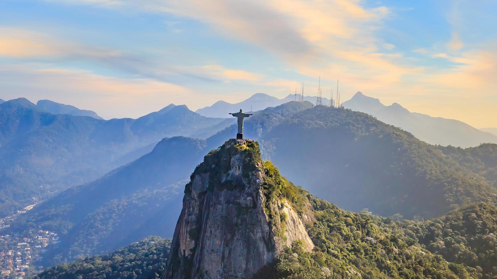 Flygfoto över Kristus återlösaren och Rio de Janeiro City foto