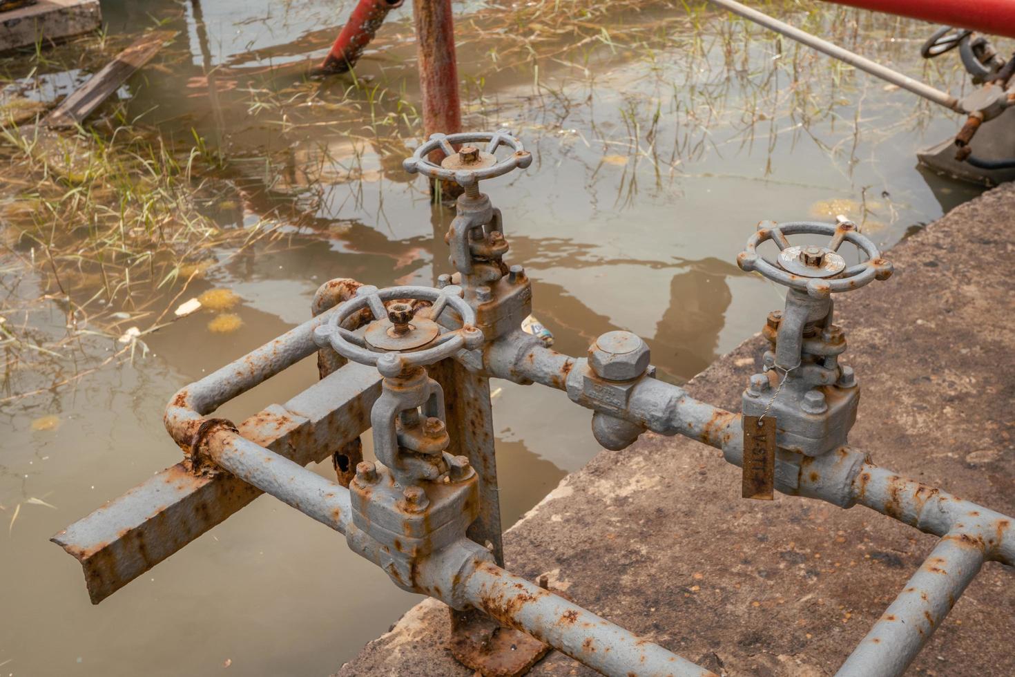 manuell klot ventil på de bränsle olja tank kraft växt projekt. de Foto är lämplig till använda sig av för industri bakgrund fotografi, kraft växt affisch och elektricitet innehåll media.