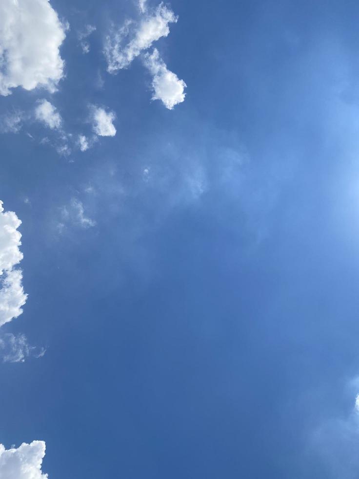 abstrakt regn moln blå himmel och vit moln himmel bakgrund med Plats för dekoration. och Begagnade till göra tapet eller föra till arbete i grafisk design. foto