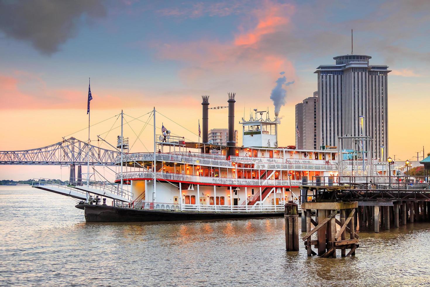 New Orleans paddelångare i Mississippi River i New Orleans foto