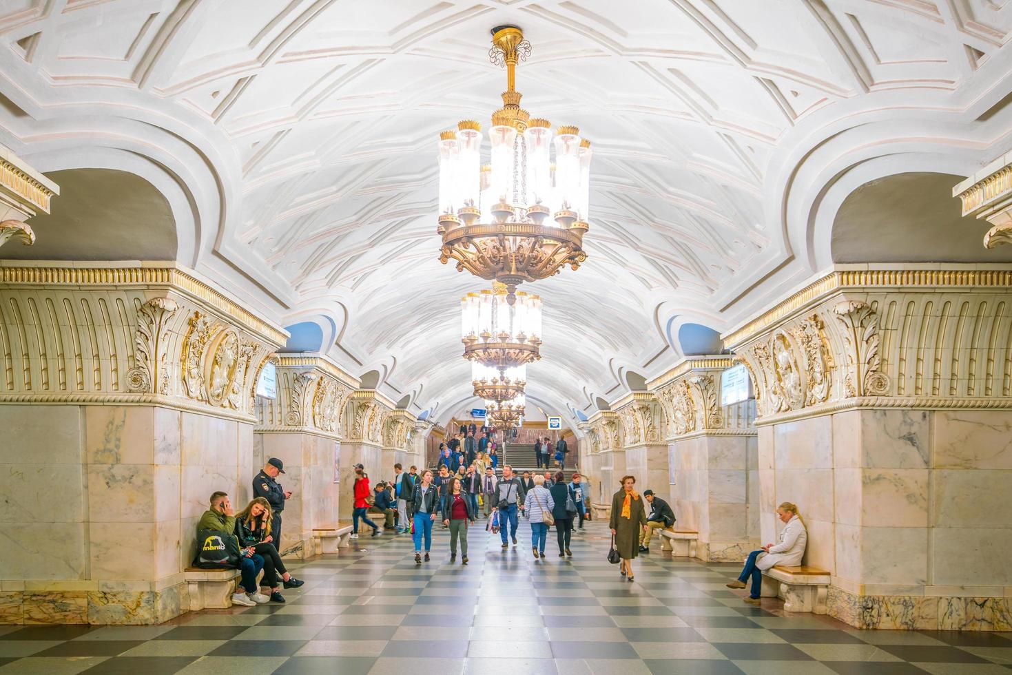 inre av tunnelbanestationen i Moskva foto