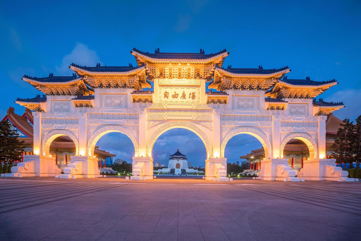 huvudporten till den nationella chiang kai-shek minneshallen i Taipei stad foto