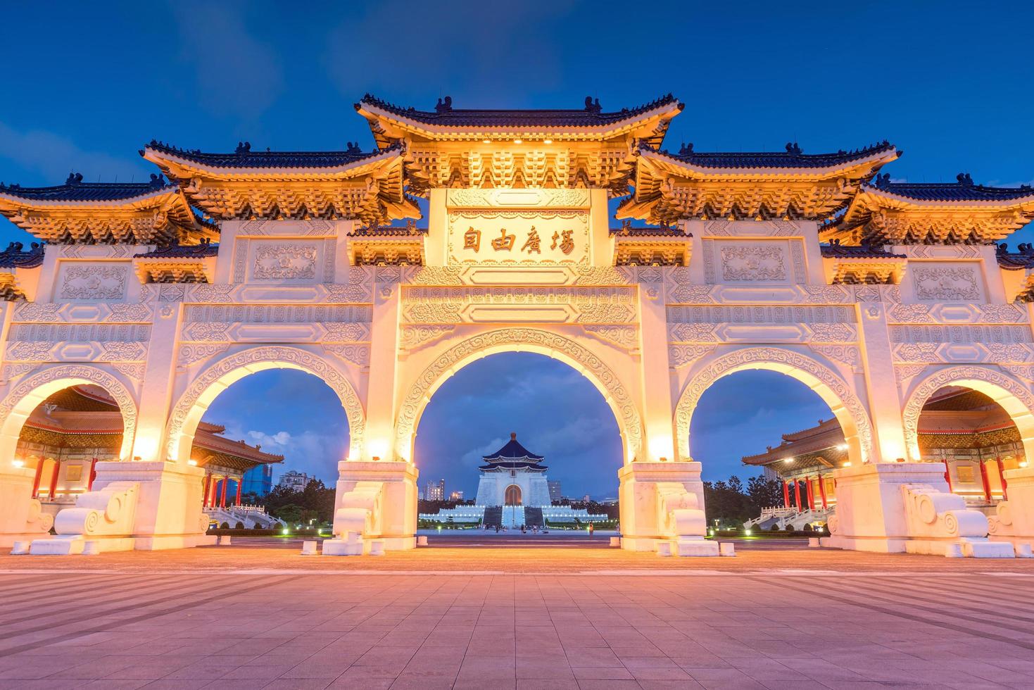 huvudporten till den nationella chiang kai-shek minneshallen i Taipei stad foto