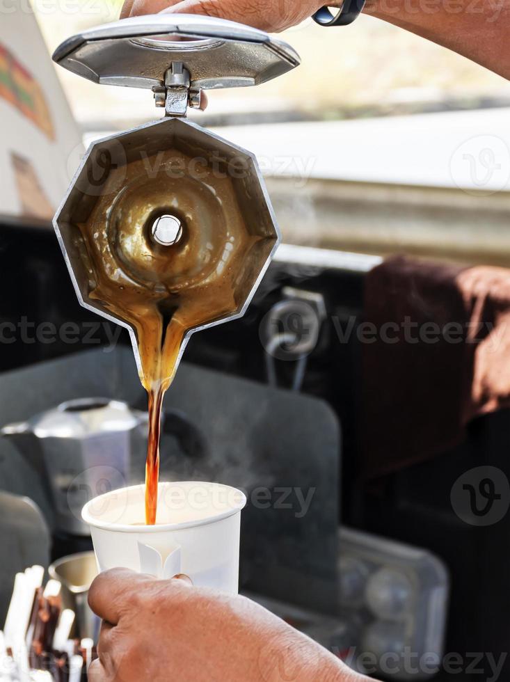 Barista framställning kaffe med moka pott foto