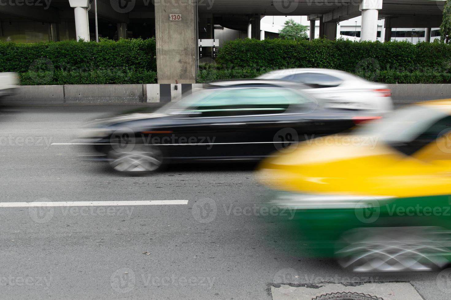 rörelse fläck bil på de vägtrafik sylt på Bangkok, Thailand. foto