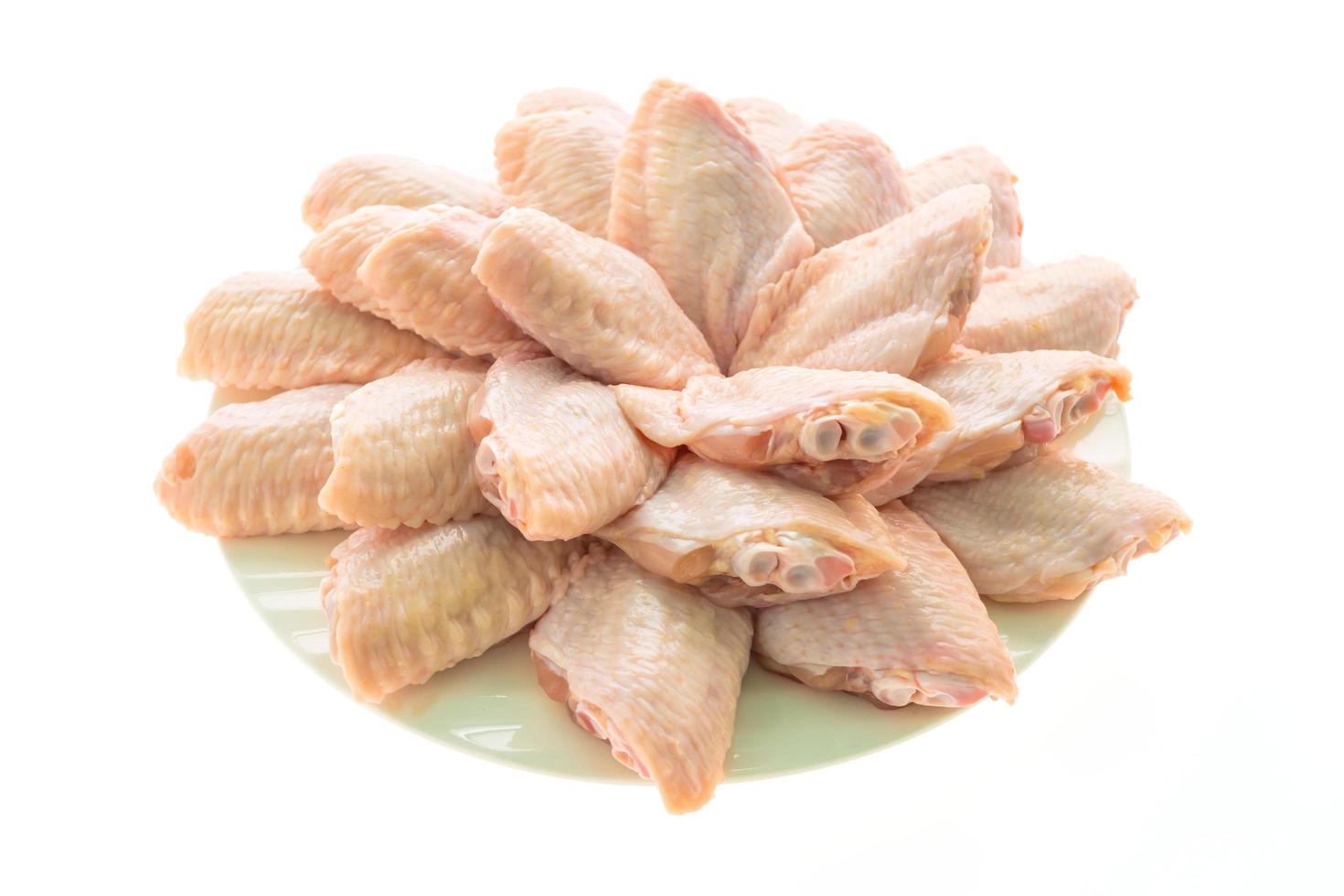 rå kycklingkött och vinge i vit platta foto