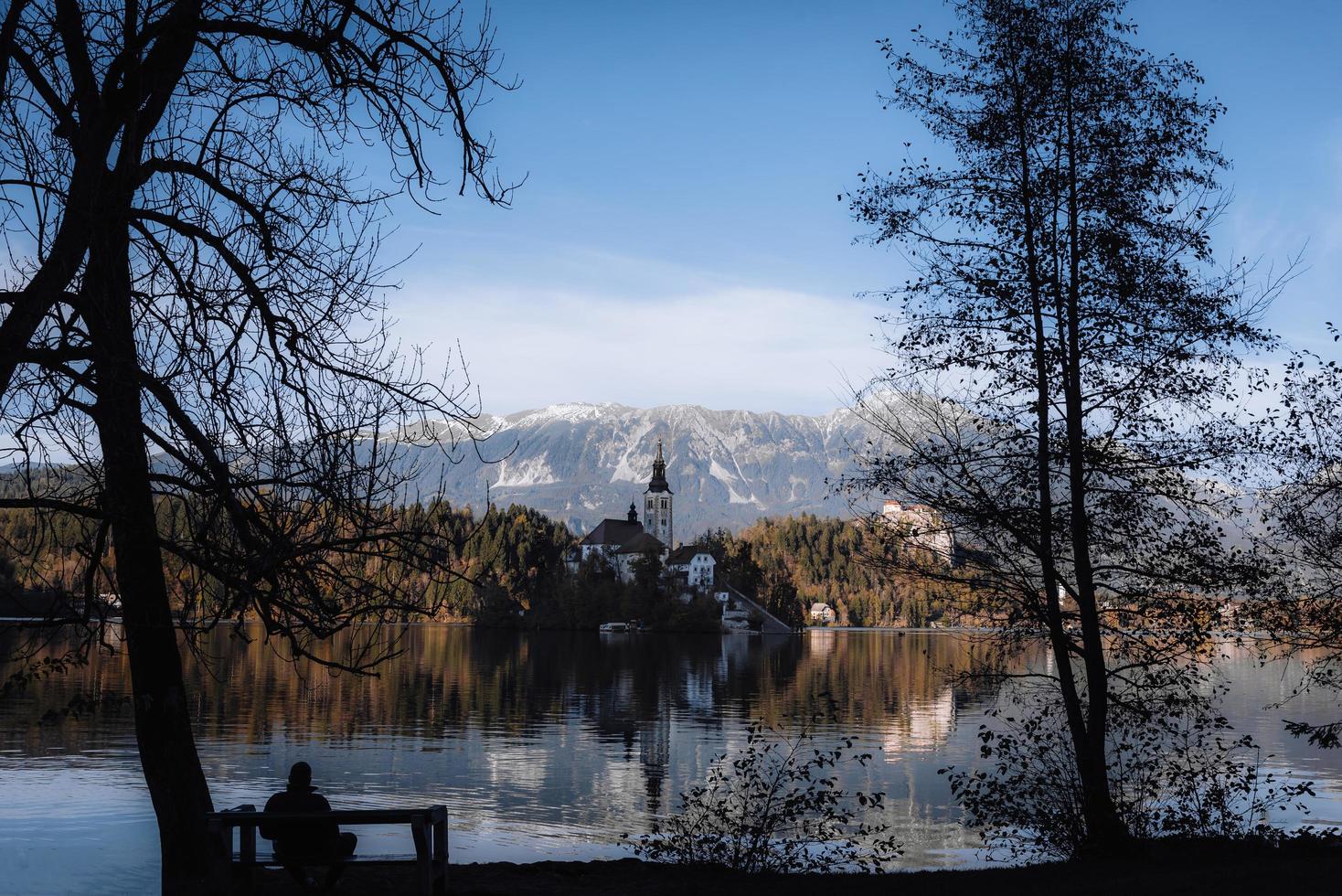 sjön blödde i de alpina bergen foto