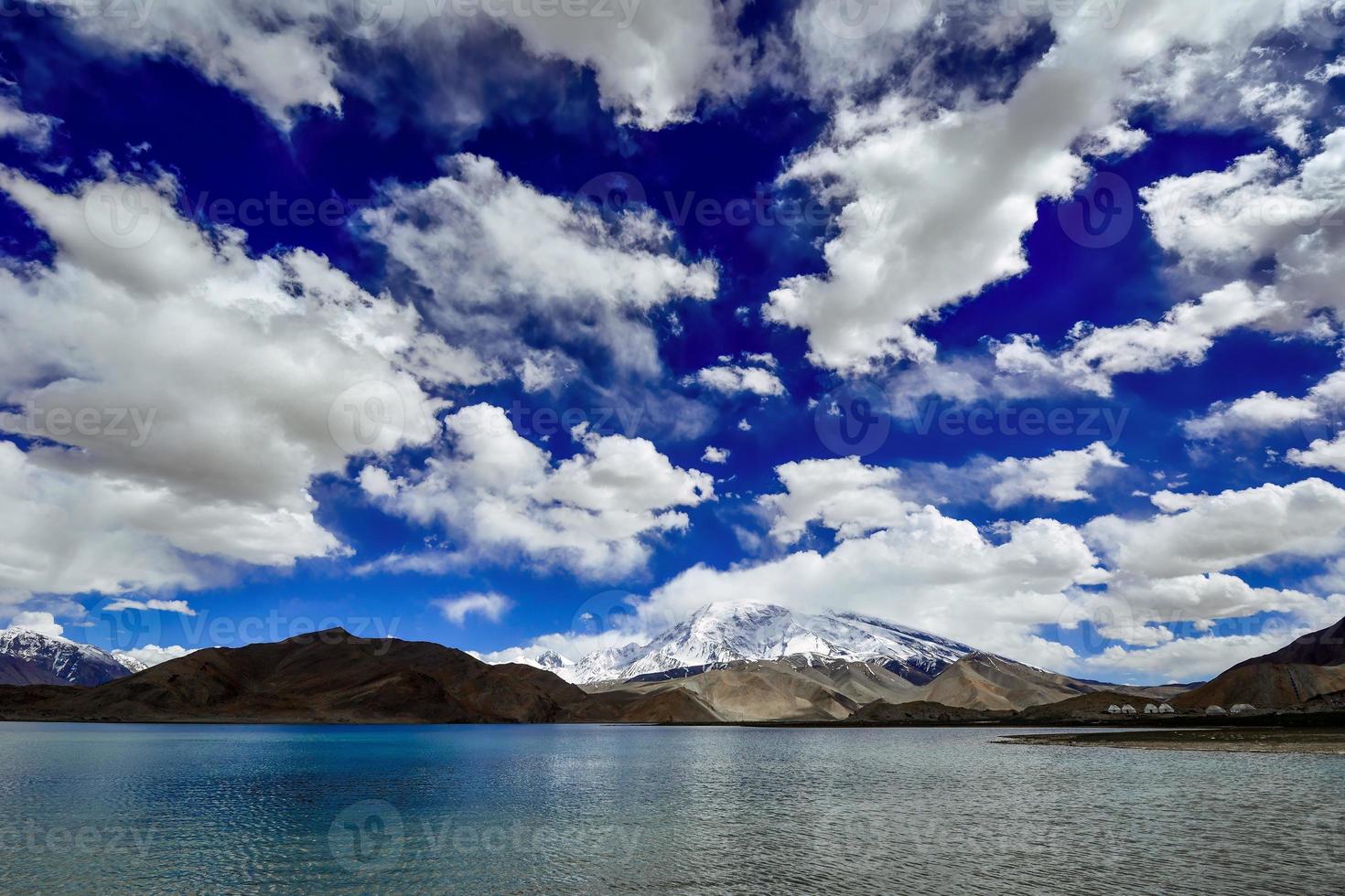 utsikt de 7 500 meter hög Muztagh torn från pamirs karakul sjö foto