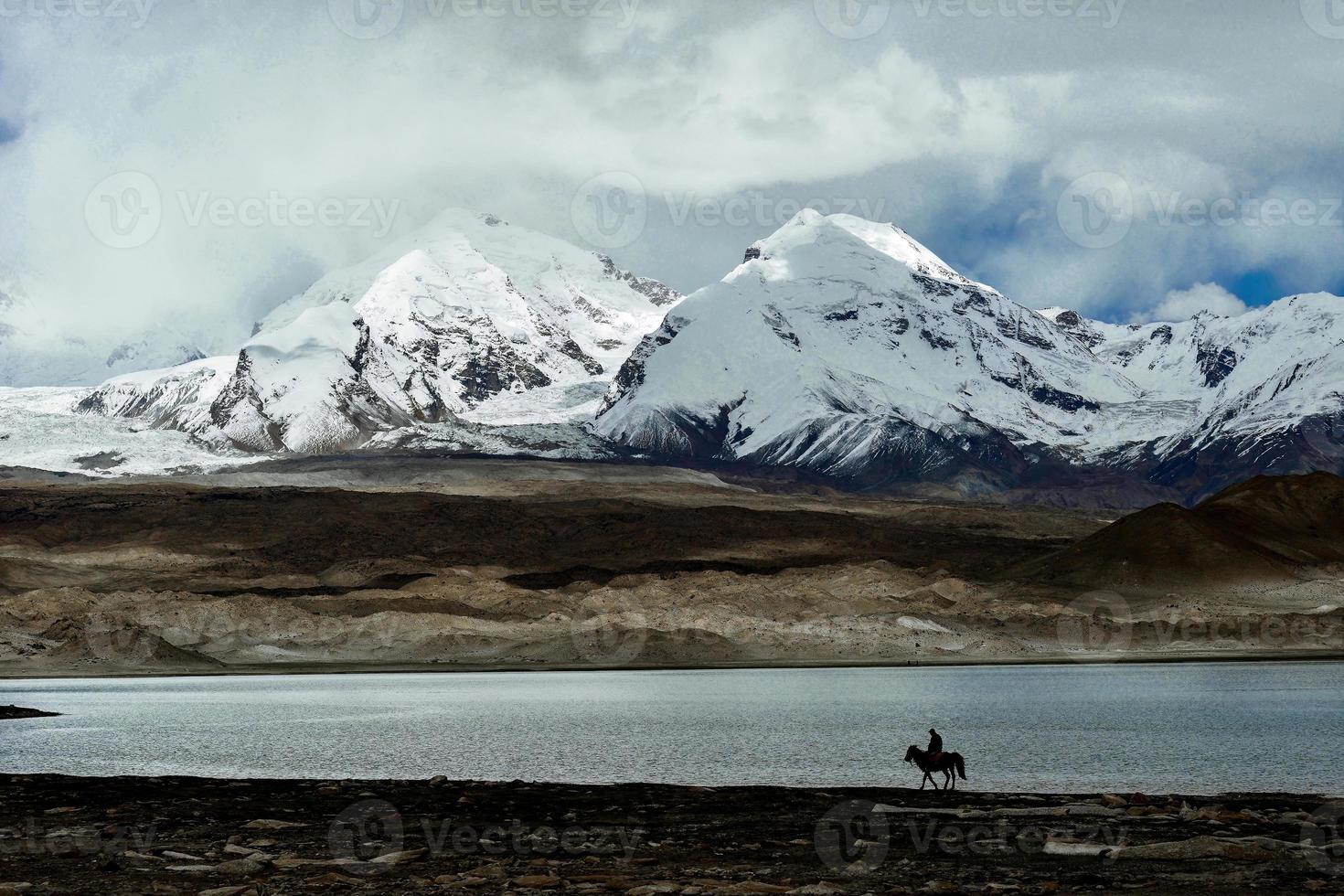 utsikt de 7 500 meter hög Muztagh torn från pamirs karakul sjö foto