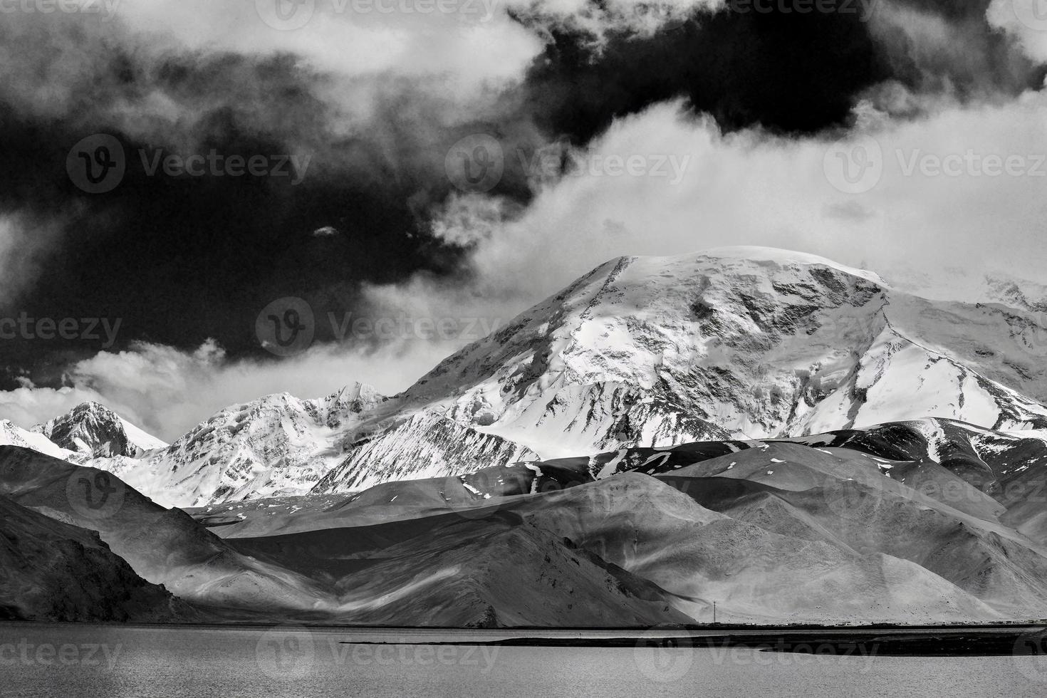 utsikt de 7 500 meter hög Muztagh torn från pamirs karakul sjö foto