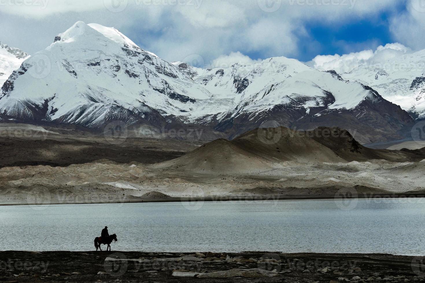 utsikt de 7 500 meter hög Muztagh torn från pamirs karakul sjö foto