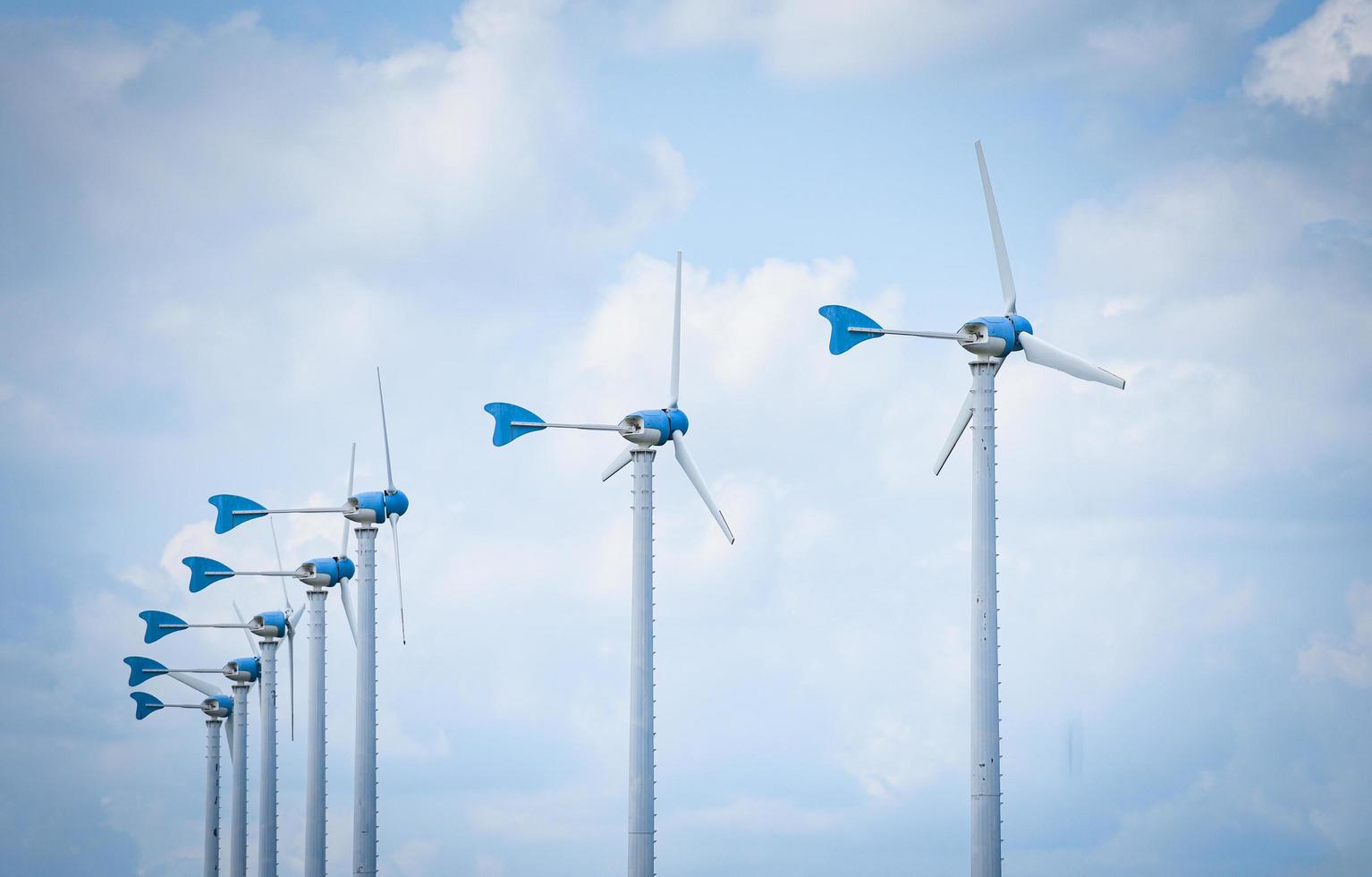 vind turbin naturlig energi grön eco kraft begrepp på vind turbiner bruka med blå himmel foto