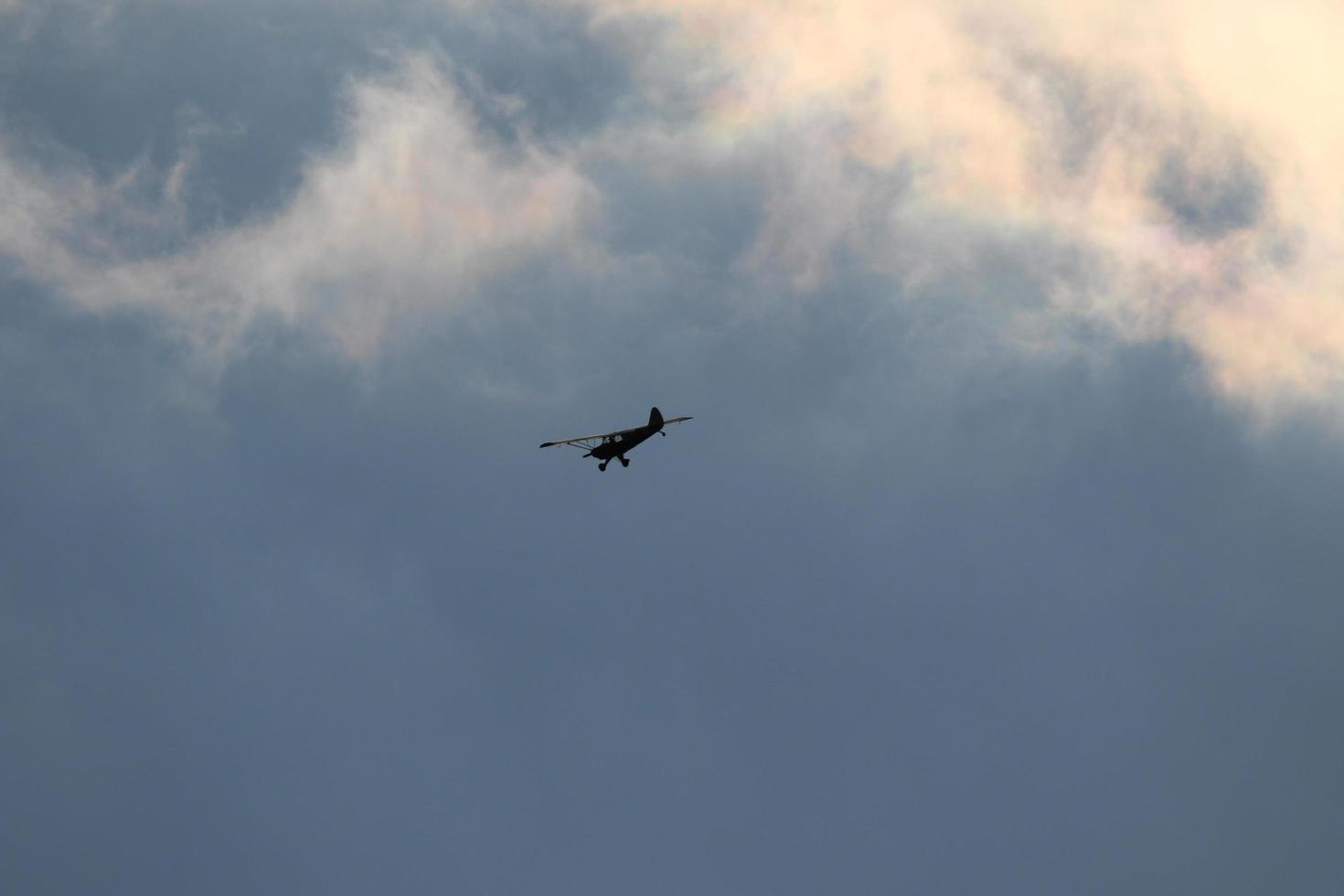 små plan flygande i de himmel mot mörk moln foto