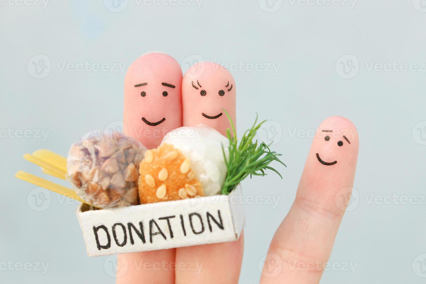 fingrar konst av familj. man och kvinna innehav donation låda med mat. foto