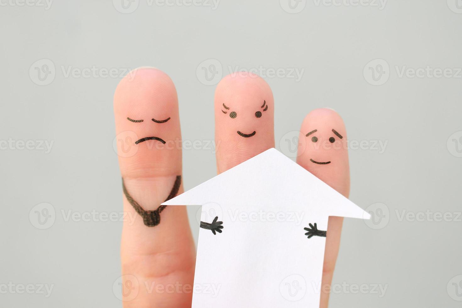 fingrar konst av familj under gräl. begrepp av man och kvinna dela upp hus efter äktenskapsskillnad. foto