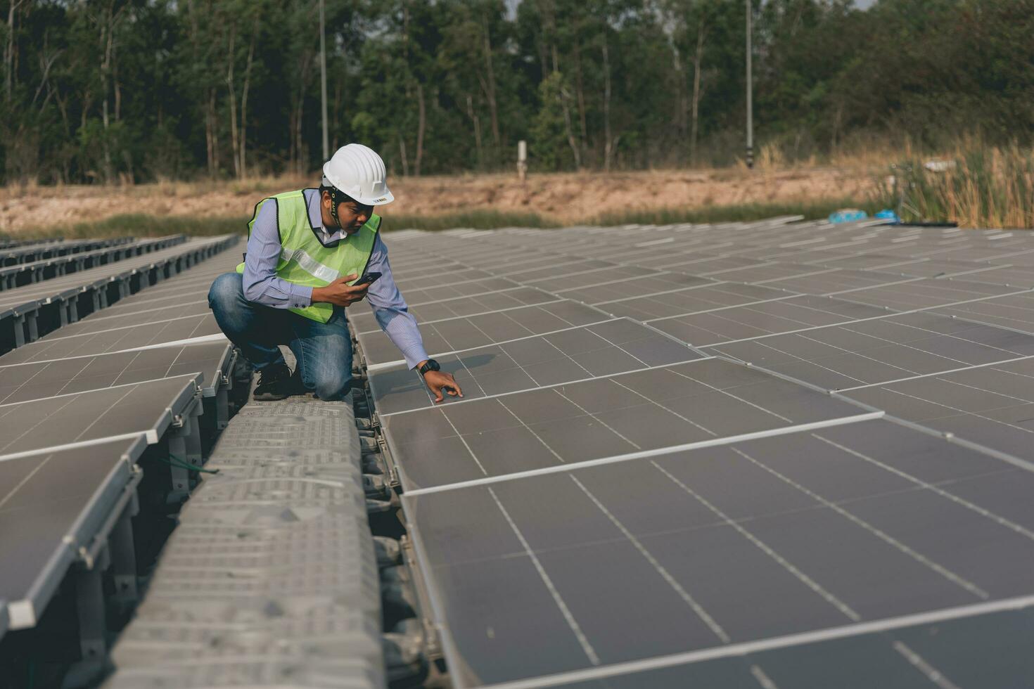 ingenjör inspektör innehav bärbar dator och arbetssätt i sol- paneler kraft växt kontroll solceller celler och elektricitet produktion. foto