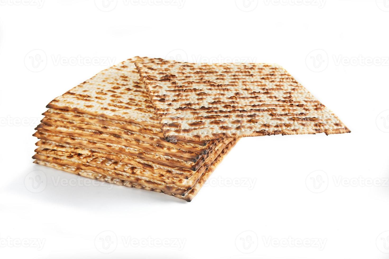 pesach firande begrepp - jewish Semester pesach. staplade matzah isolerat på vit bakgrund foto