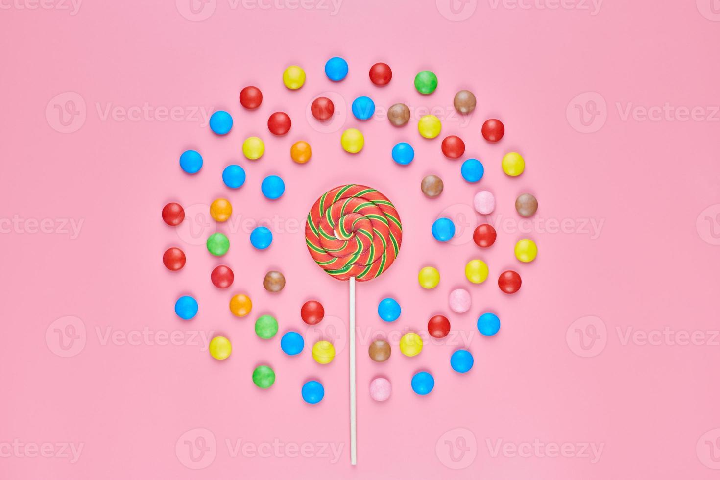 söt lollipop och godis på rosa bakgrund foto