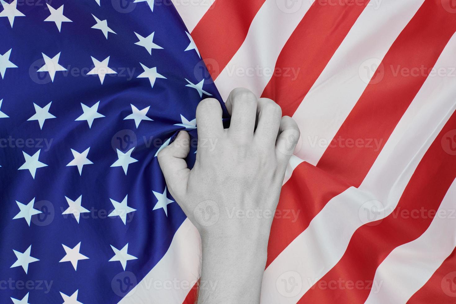 färglös hand skrynkliga nationell USA amerikan flagga foto