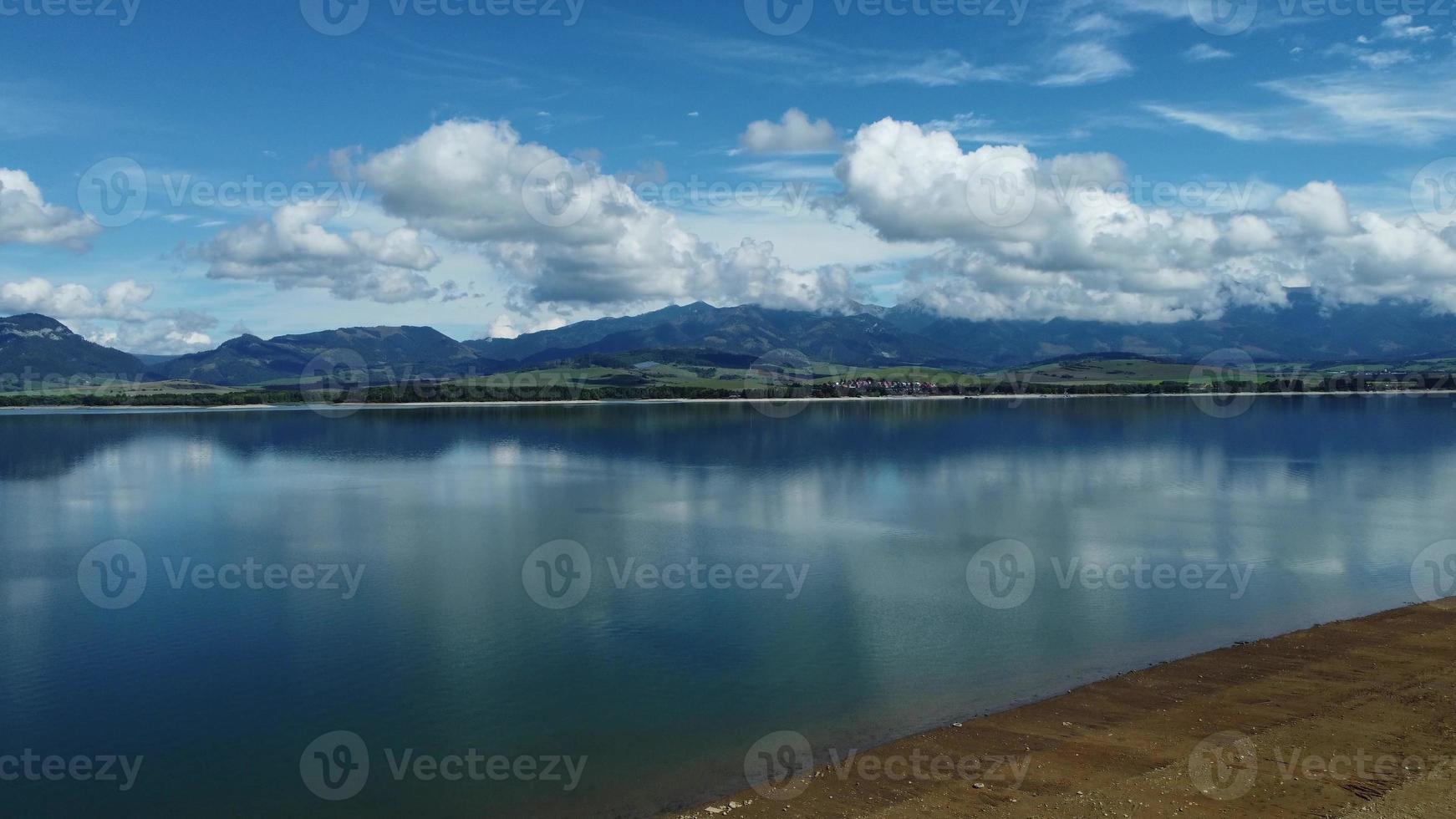 antenn se av liptovska mara reservoar i slovakien. vatten yta foto