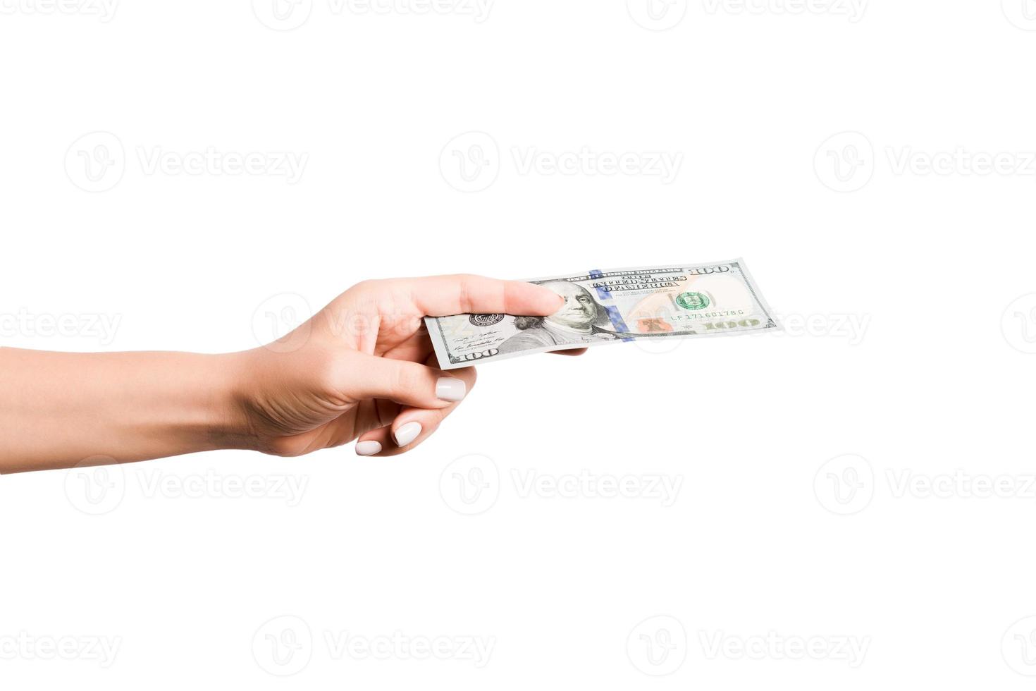isolerat bild av kvinna hand innehav en bunt av dollar på vit bakgrund. betalning begrepp foto