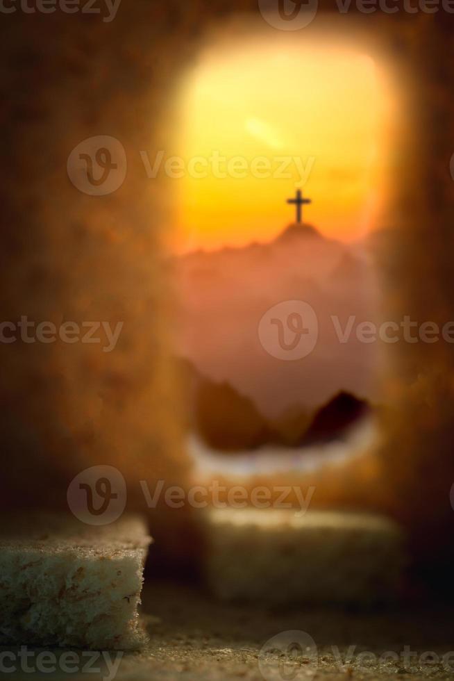 korsa korsfäst med grotta eller tunnel den är de grav var hans livlös kropp är placerad. de begrepp av de uppståndelse av Jesus i kristendomen. crucifixion på calvary eller golgata kullar i helig bibeln. foto