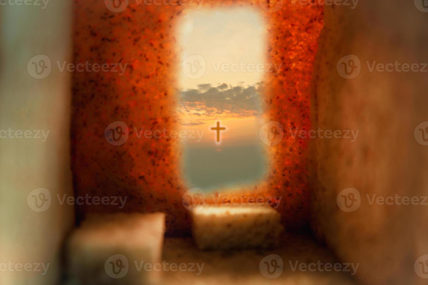 korsa korsfäst med grotta eller tunnel den är de grav var hans livlös kropp är placerad. de begrepp av de uppståndelse av Jesus i kristendomen. crucifixion på calvary eller golgata kullar i helig bibeln. foto